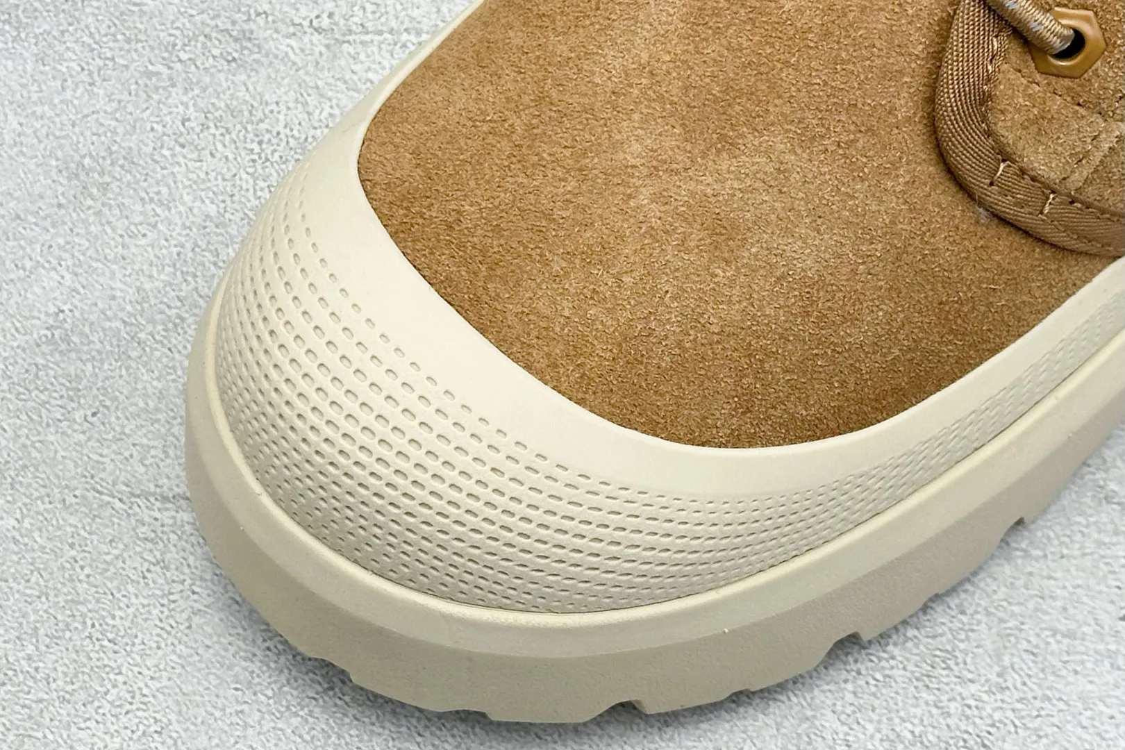 🐲💰 560 Support store UGG sheepskin integrated snow boots Autumn and winter classic outdoor Tasman snow boots Official synchronized packaging Inspection standard The material is made of original anti-fouling and waterproof leather Sheepskin integrated non-slip and wear-resistant light wing outsole Full of warmth performance, must be a good product in cold seasons Item number: 1143991 Size: 35-45